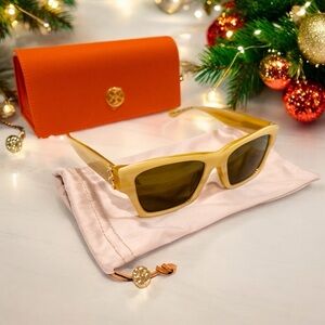 Gold Sunglasses with Sleek Design and UV Protection